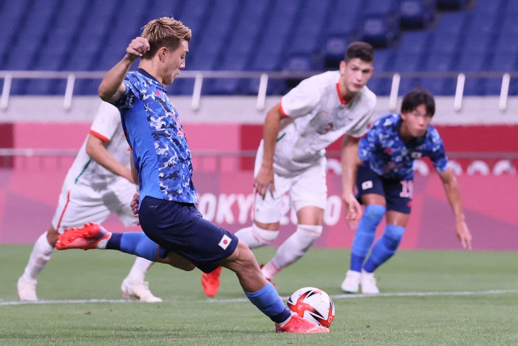 La selección mexicana cae ante los locales 2-1 durante su segundo partido en los Juegos Olímpicos de Tokyo 2020. México se jugará su pase a Cuartos de Final el miércoles ante Sudáfrica. Takefusa Kubo anotó el primer tanto para la escuadra nipona, seguido de Doan al 11'; el 'Piojo' Alvarado anotó al minuto 85' pero no le alcanzó a la escuadra azteca.