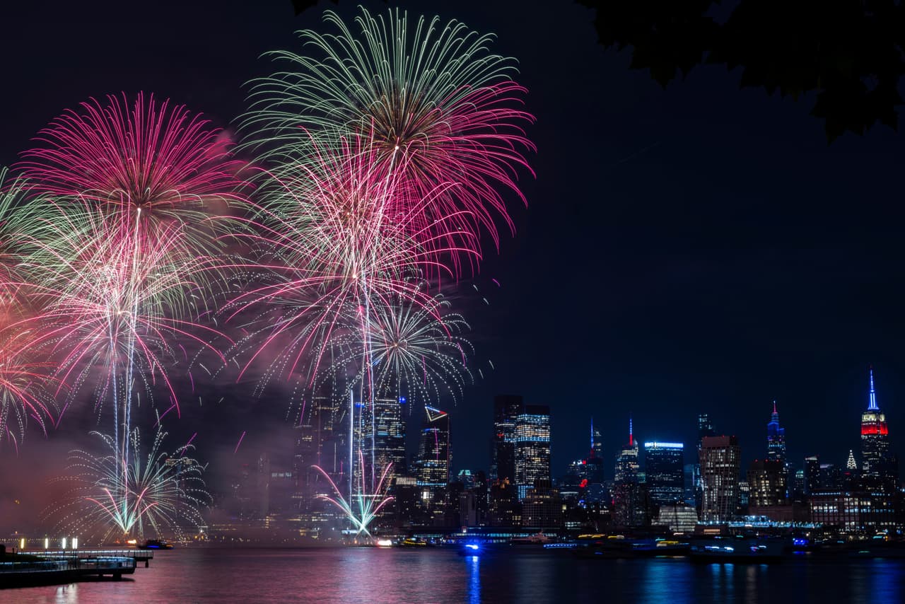 Los residentes de Nueva York y Nueva Jersey disfrutaron del espectáculo de luces y colores sobre el río Hudson.
<br>
