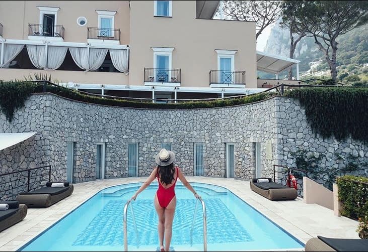 Ana Brenda Contreras, comenzó las vacciones de verano por Europa, a lado de su pareja el también actor español Iván Sánchez y no dudó en captar el momento previo a refrescarse en la piscina el pasado 25 de junio.