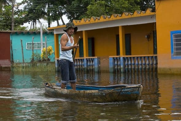El gobernador de Veracruz Fidel Herrera señaló que 112 de los 274 municipios del estado permanecen bajo el agua y estimó que el paso de Karl dejó en esa entidad 500 mil afectados, entre ellos 40 mil que fueron trasladados a refugios o albergues.