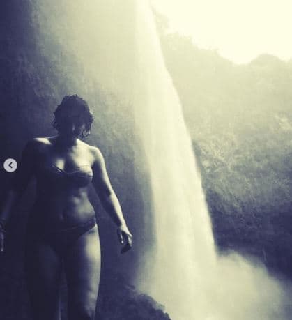 "[...] Y este post no valdría la pena sin mostrarles foto de cómo estaba hace tres meses. El cuerpo es sabio y responde al buen trato, sin matarme con dietas ni ejercicio", indicó Aislinn junto a esta instantánea.