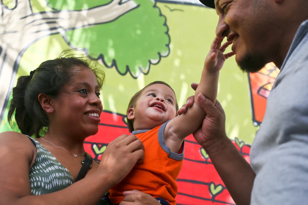 El pequeño Johan en brazos de Adalicia Montesinos y Rolando Bueso, sus padres. El niño cumplió su primer año separado de su familia y ese tiempo aprendió a caminar y hablar.