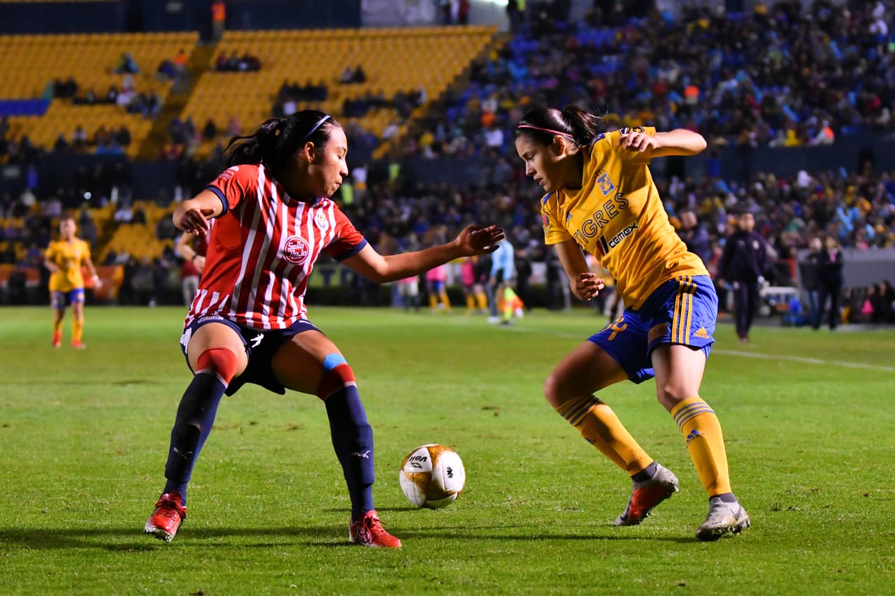 Y también las felinas buscaban llevar el partido al terreno que les convenía, pero de pronto el cotejo se estancó y lo alegre y vertiginoso que fue en la primera parte, cambió radicalmente.
