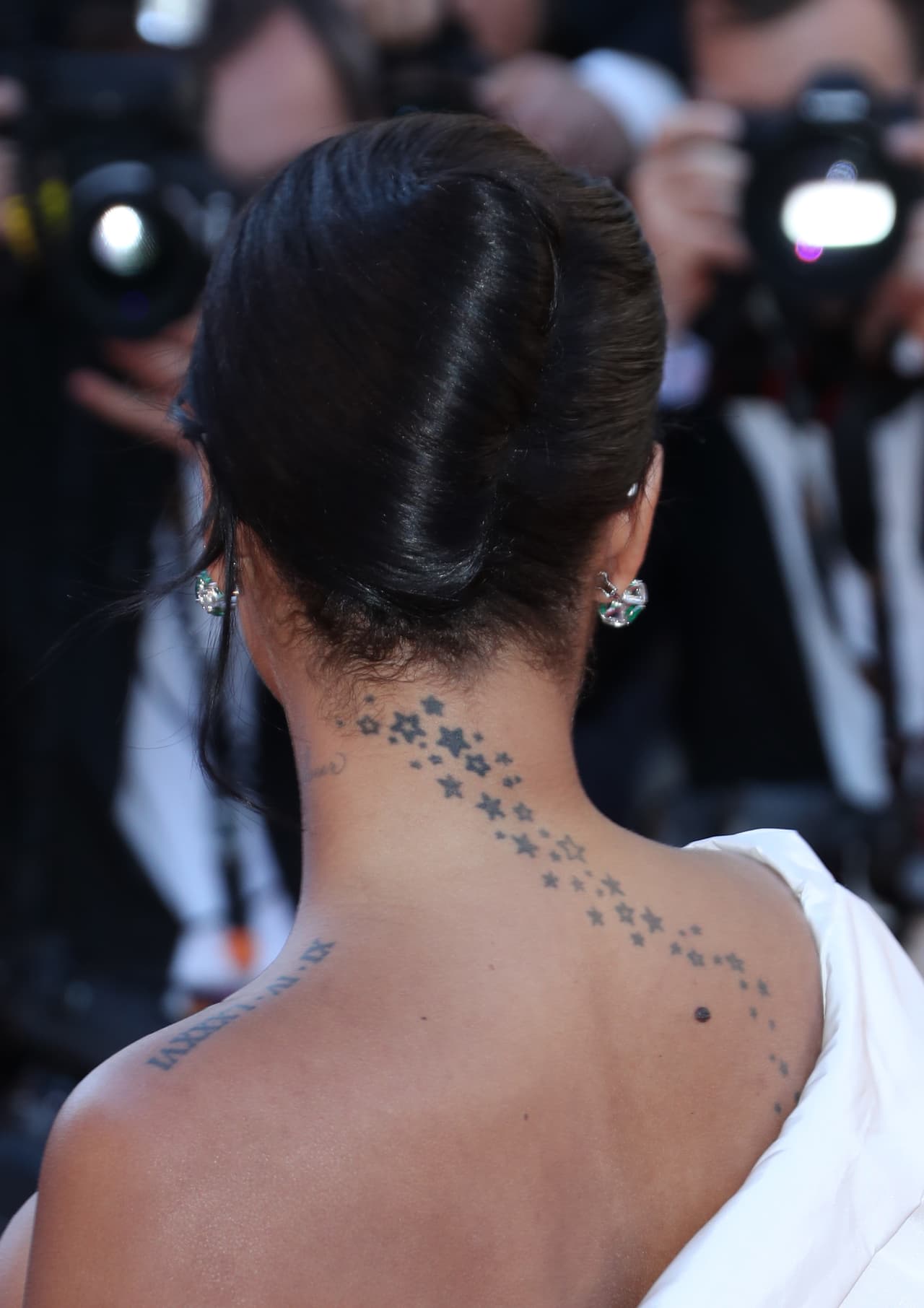 Y ella en la nuca, aunque más tarde aumentó la cantidad hasta llegar a la espalda.