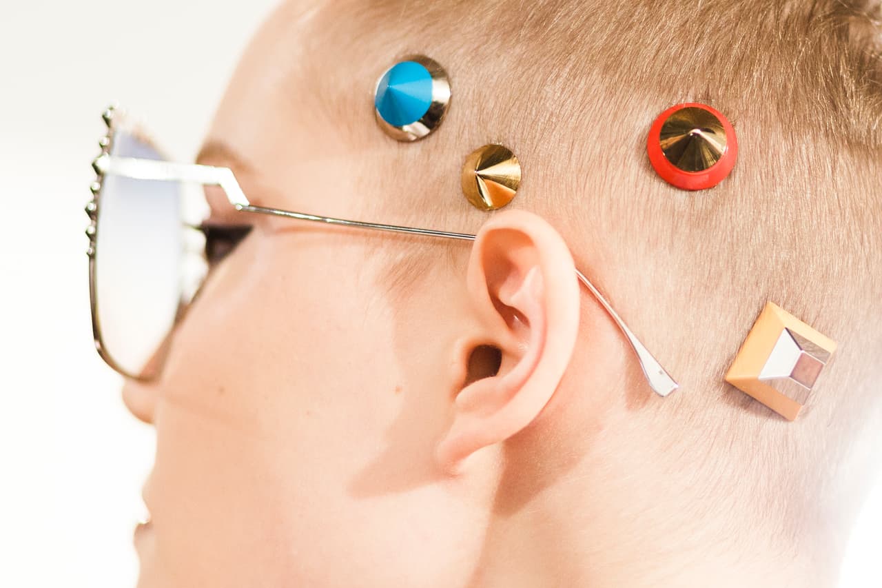 El espíritu del desfile fue lúdico, broches coloridos que parecían piedras preciosa decoraban la cabeza de las modelos. Por sus formas, estas horquillas también nos recuerdan a los estoperoles que decoran prendas y accesorios, sólo que estas eran de más alegres y de colores.
<br>