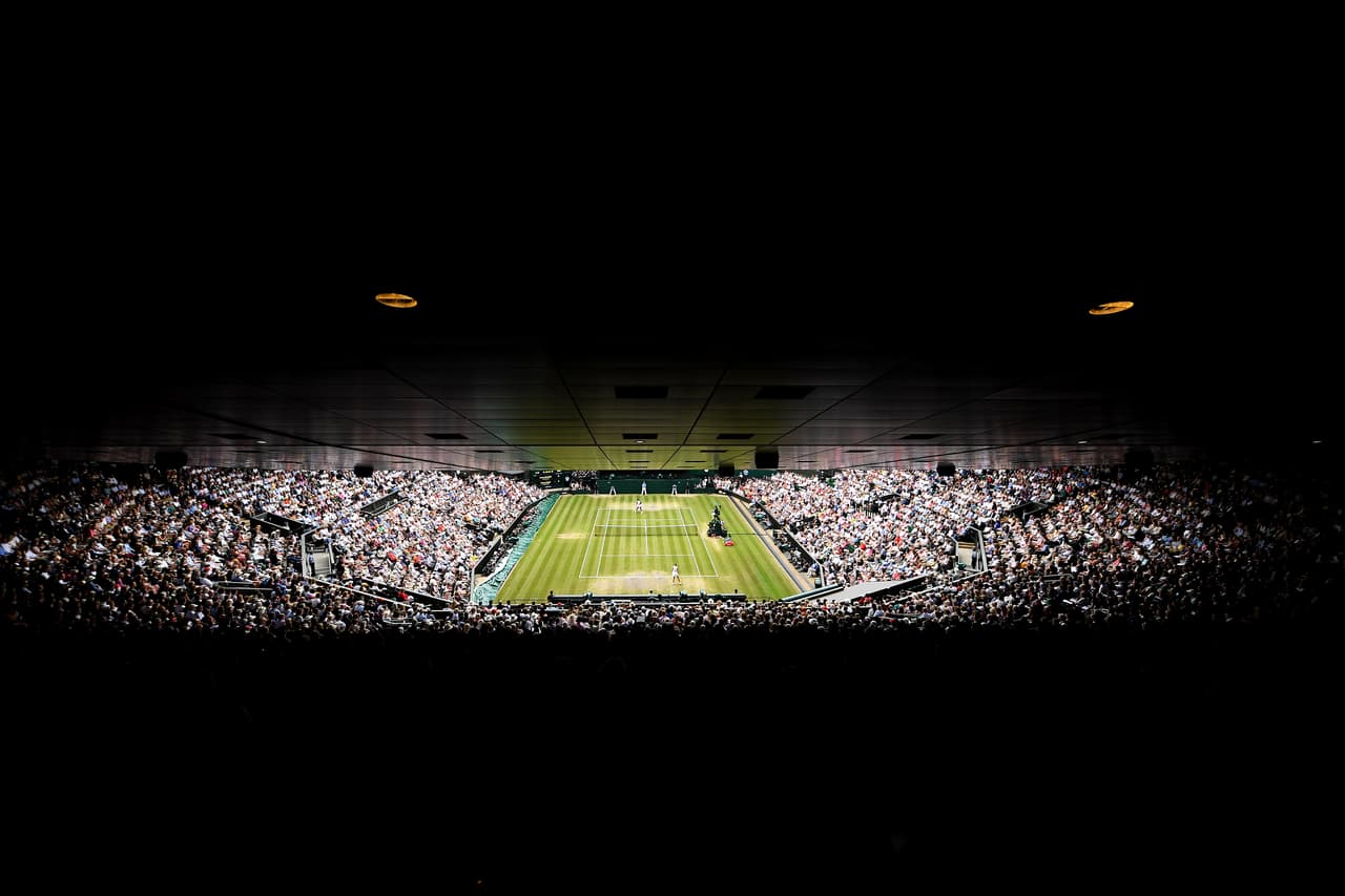 La cancha central en Wimbledon presentó un gran ambiente este sábado para recibir la Final entre Serena Williams y Simona Halep en el singles femenil.