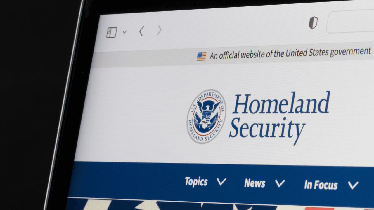 Este mensaje sí es verdadero, dijo el abogado Haim Vásquez a 
<i>Univision San Antonio</i>. Sin embargo, él también 
<b>comentó que el mensaje</b> 
<b>no obliga a las personas que están en un proceso migratorio a salir del país</b>. 
<br>
<br>
<i>Univision San Antonio</i> preguntó a DHS si el mensaje era verdadero y si venía por parte de la agencia, pero hasta este viernes por la noche no han respondido a la solicitud. La carta no pide información de los inmigrantes.