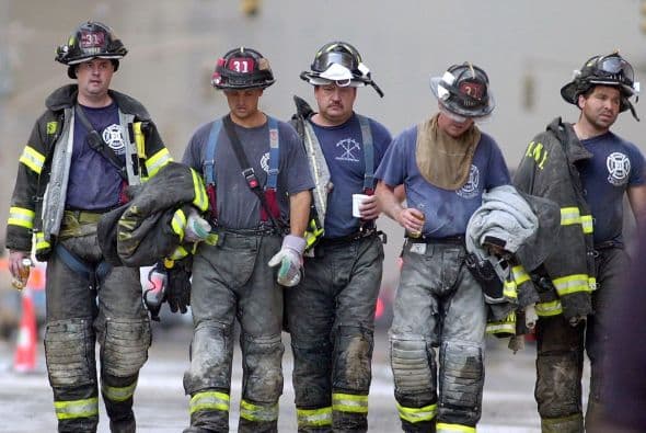 El 11 de septiembre Estados Unidos fue víctima de horrendos ataques terroristas: Al Qaeda secuestró e impactó cuatro aviones contra varios objetivos y que causaron la muerte y destrucción, siendo el episodio que precedería a la guerra de Afganistán y a la adopción por el Gobierno estadounidense y sus aliados de la política denominada de Guerra contra el terrorismo. Los atentados fueron cometidos por diecinueve miembros de la red yihadista Al-Qaida,1 divididos en cuatro grupos de secuestradores, cada uno de ellos con un terrorista piloto que se encargaría de pilotar el avión una vez ya reducida la tripulación de la cabina. Los aviones de los vuelos 11 de American Airlines y 175 de United Airlines fueron los primeros en ser secuestrados, siendo ambos estrellados contra las dos torres gemelas del World Trade Center, el primero contra la torre Norte y el segundo poco después contra la Sur, provocando que ambos rascacielos se derrumbaran en las dos horas siguientes.2 3 El tercer avión secuestrado pertenecía al vuelo 77 de American Airlines y fue empleado para ser impactado contra una de las fachadas del Pentágono, en Virginia. El cuarto avión, perteneciente al vuelo 93 de United Airlines, no alcanzó ningún objetivo al resultar estrellado en campo abierto, cerca de Shanksville, en Pensilvania, tras perder el control en cabina como consecuencia del enfrentamiento de los pasajeros y tripulantes con el comando terrorista.