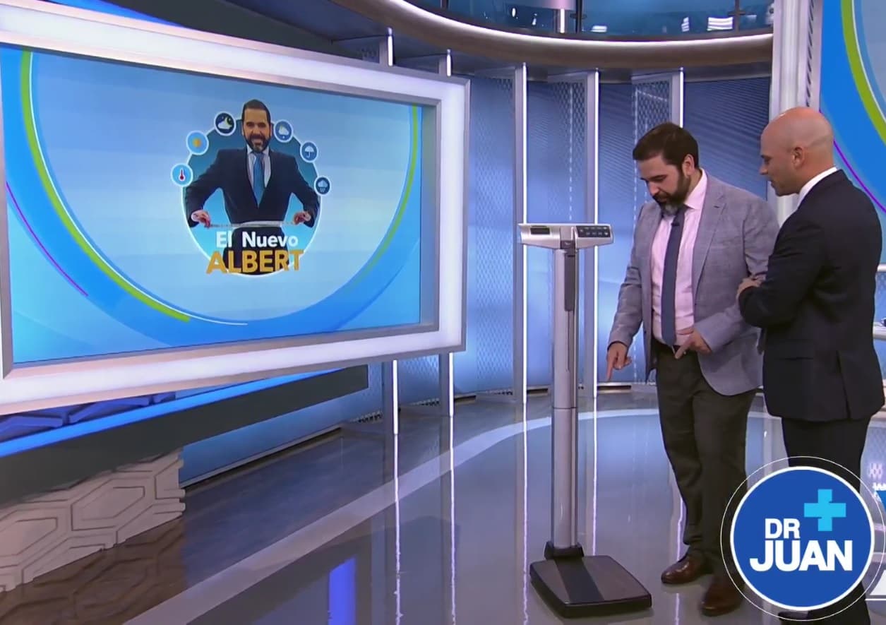 Con nervios, pero seguro del paso que dicidió dar, se subió a la báscula ante las cámaras y contó que su peso actual son 254 libras.