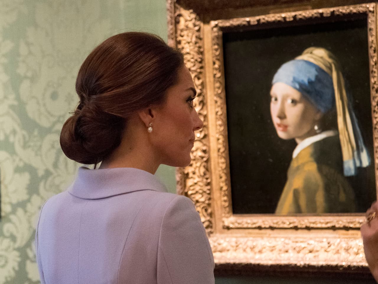 Kate Middleton en frente del famoso cuadro ‘La chica con el arete de perla’ ('Girl With A Pearl Earring’).