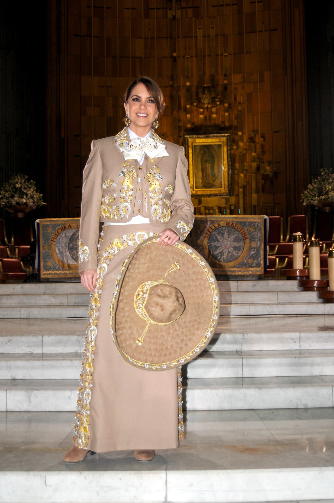 En distintas ocasiones Lucero le ha agradecido a la Virgen de Guadalupe las bendiciones que le ha dado con su familia y en su carrera, por lo que cantarle al pie de su altar desde hace más de 30 años es una experiencia indescriptible.
<br>