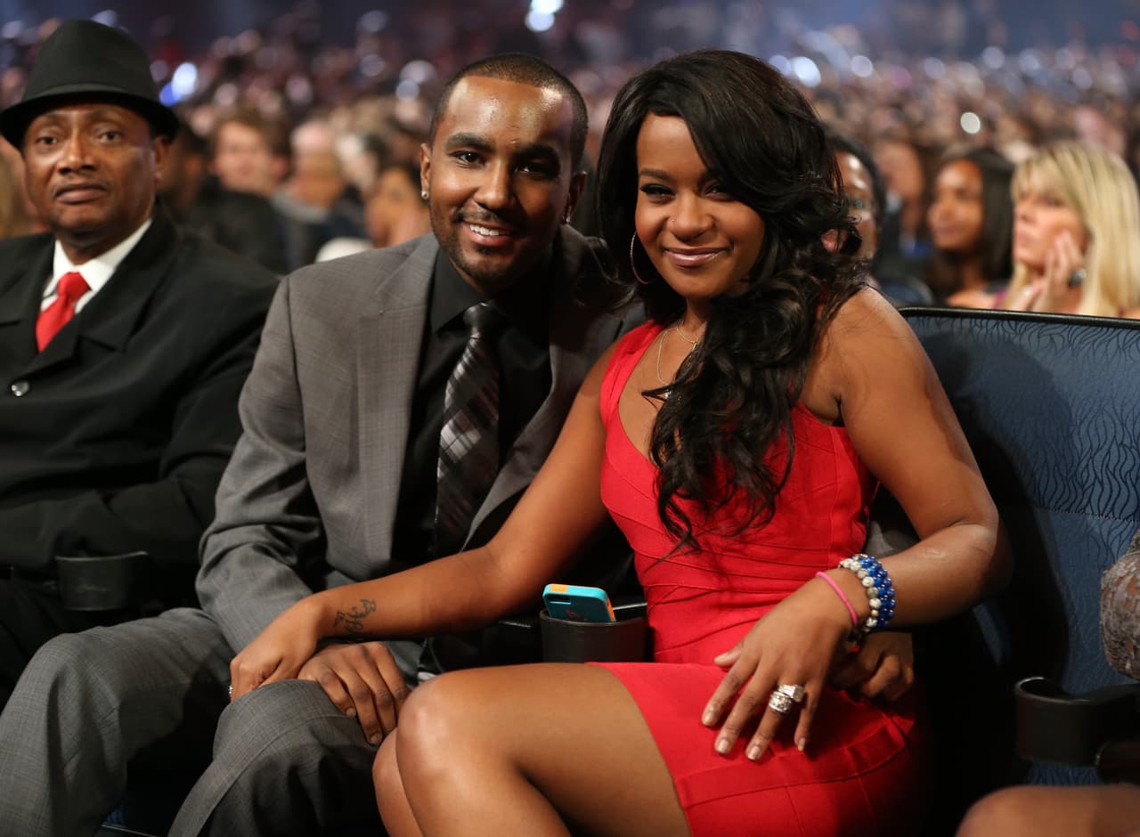 Una persona del servicio de cable llegó para hacer cosas en su casa y Max lo acompañó a la habitación de Gordon y Bobbi para vigilarlo. Max llamó a la puerta pero nadie respondió.