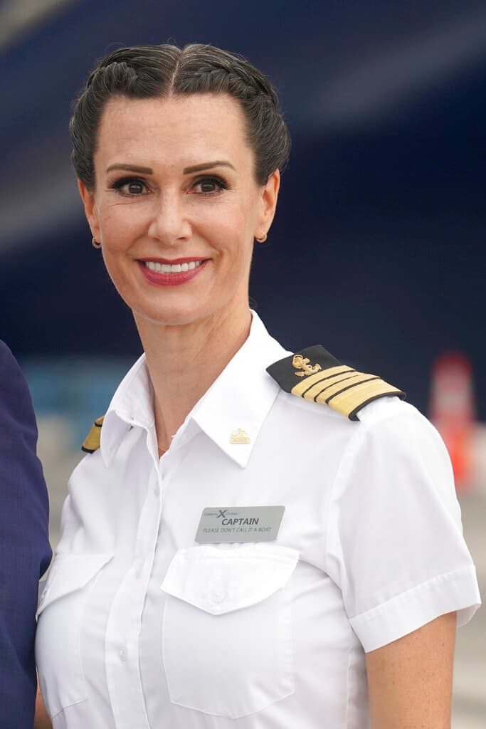 Al mando del crucero está
<b>Kate McCue</b>, la primera y todavía única mujer estadounidense en capitanear un crucero importante.