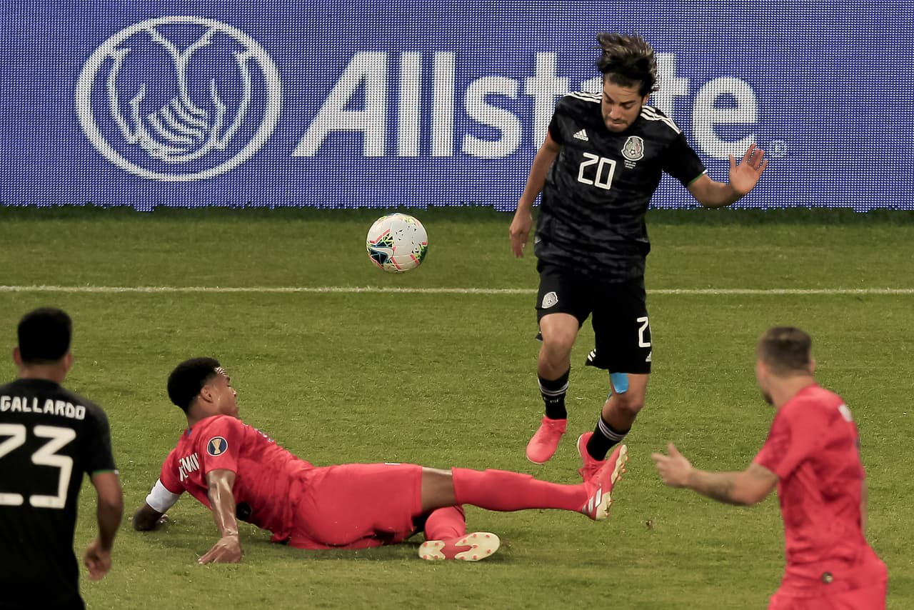 Por la banda izqierda también Pizarro buscando desequilibrar, pero la defensa de Estados Unidos estuvo muy atinada.