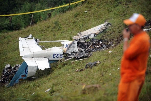 El aparato era un monomotor que estalló en llamas tras estrellarse en Astilleros, paraje en la zona montañosa de San Antonio de Prado, aldea rural en el suroeste de Medellín, que es la capital departamental de Antioquia.