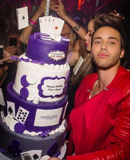 Tiene un club de fans que lo sigue y que por supuesto lo ayudan a afirmarse más como uno de los bachateros preferidos.