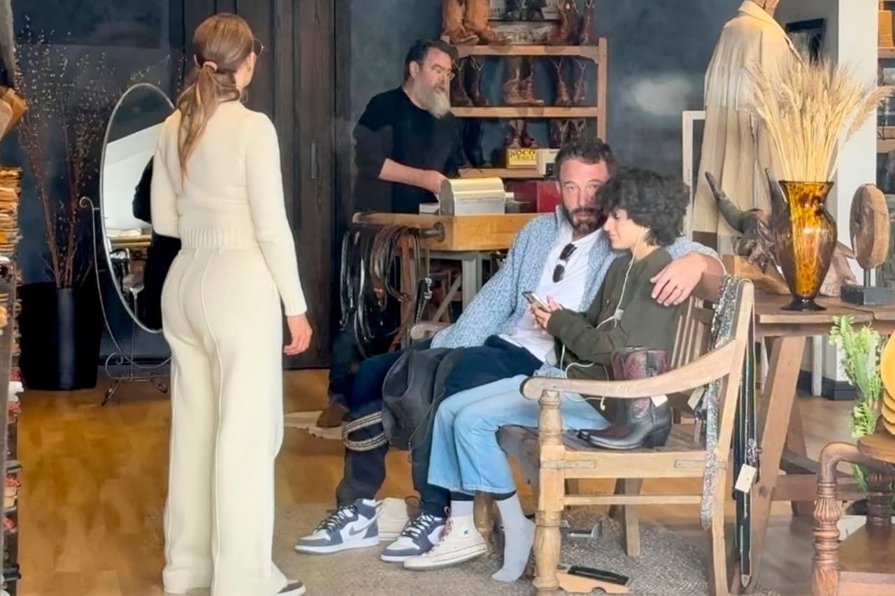 Desde entonces, ‘Bennifer’ ha acudido a diversos lugares 
<a href="https://www.univision.com/famosos/jlo-ben-affleck-emme-compras-sombreros-vaquero-fotos">acompañado ya sea de Emme</a>, de Seraphina o de Samuel, pero pocas veces han sido captados con el hijo menor del cantante de ‘Vivir mi vida’. 
<br>