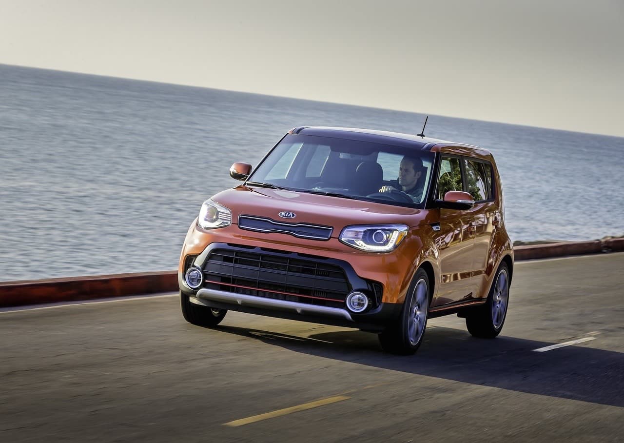 <b>Vehículo multi-propósito:</b> 
<b>Kia Soul</b>
<br>
<br>El diseño del Kia Soul está inspirado en la imagen de un jabalí con una mochila en la espalda y sus dueños la adoran como si se tratara de un fiel perro labrador. En cualquier caso, el pequeño Kia Soul se crece cuando se trata de ofrecer comodidad y conveniencia, un favor que sus dueños saben agradecer.
<br>
<br>Finalistas:
<br>- Ningún otro vehículo en esta categoría clasificó sobre el average de la industria.