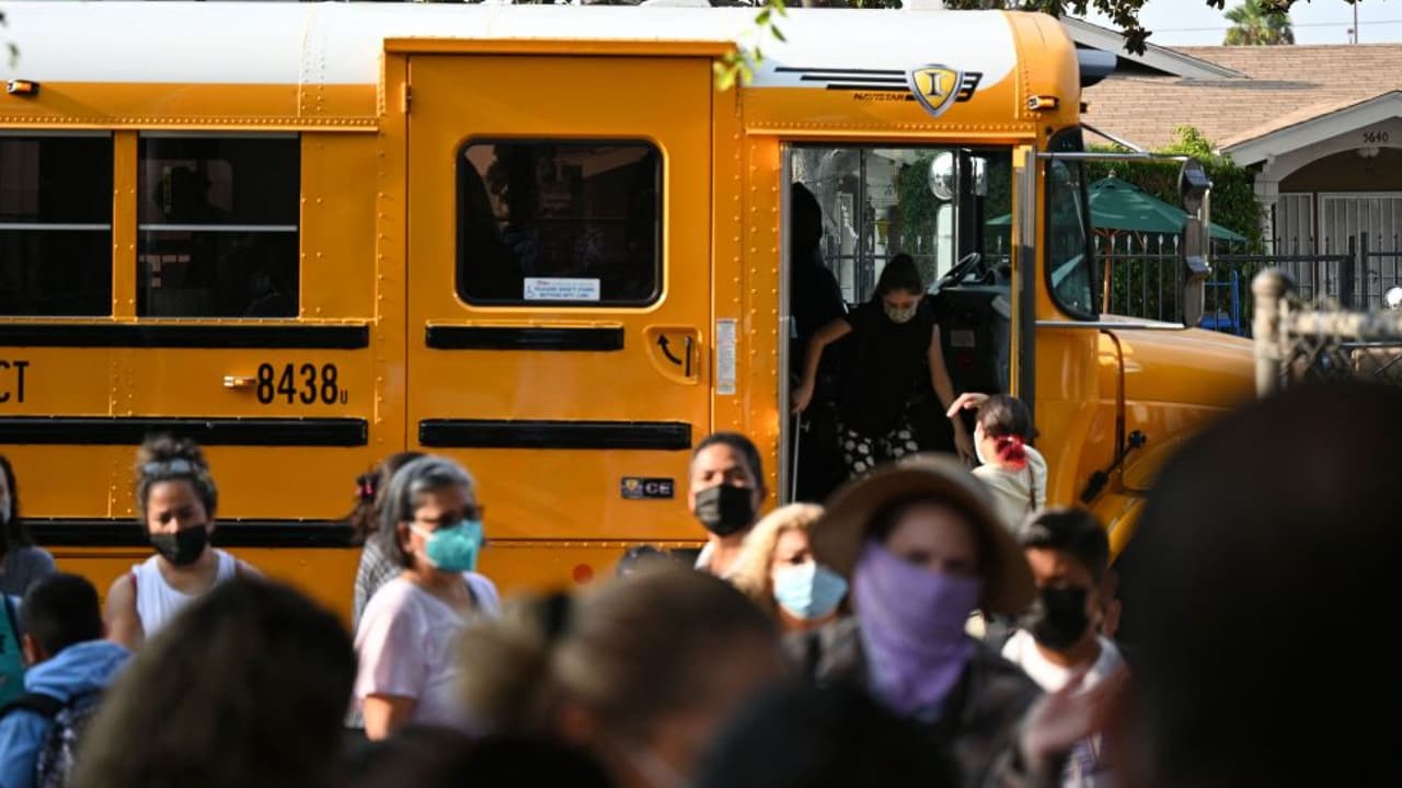 Grupo de padres en Los Ángeles crea una base de datos para mostrar el número de contagiados en las escuelas