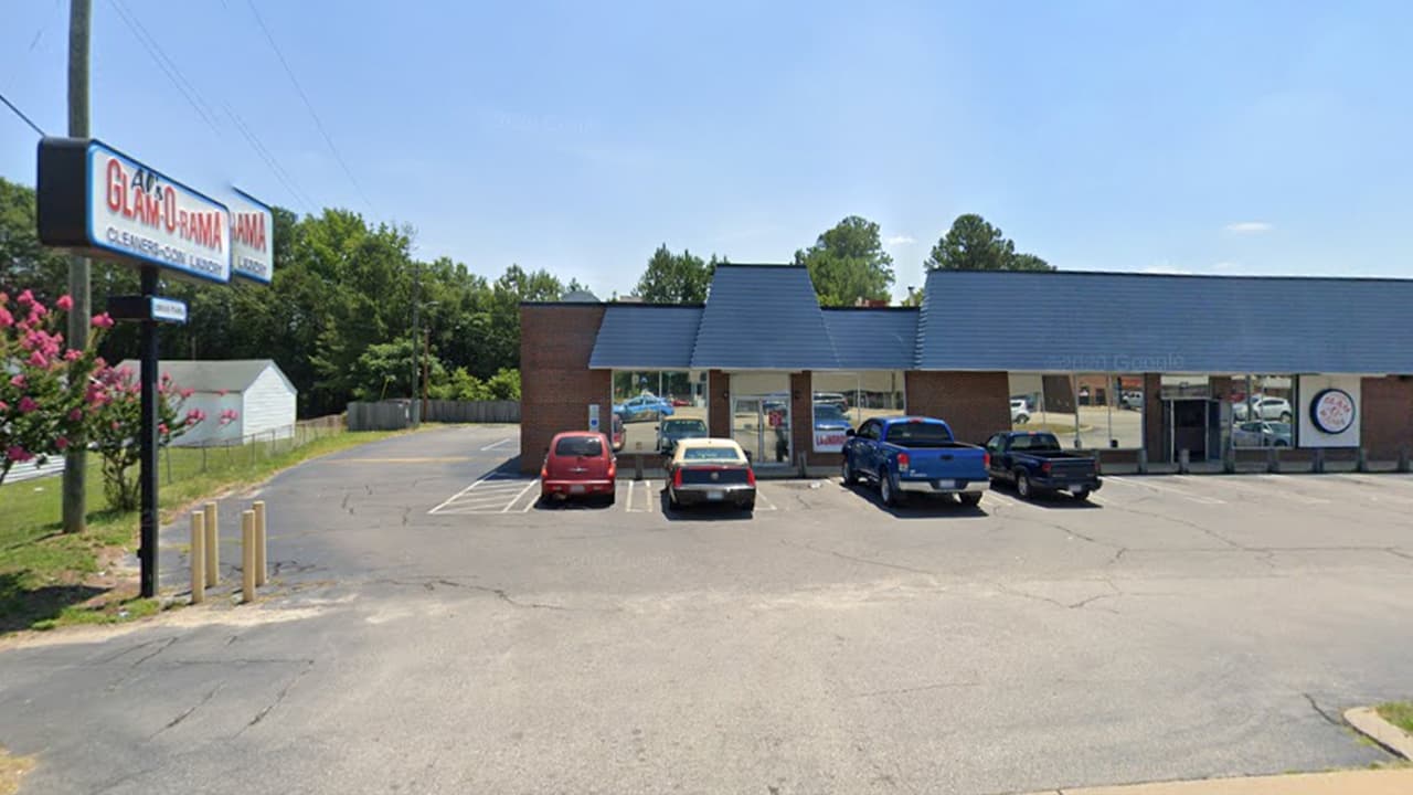 Si usted cuenta con información relacionada a este incidente, comuníquese inmediatamente con el Departamento de la Policía de Fayetteville al (910) 676-5793, o contacte a los agentes del Crimestoppers al (910) 483-8477.