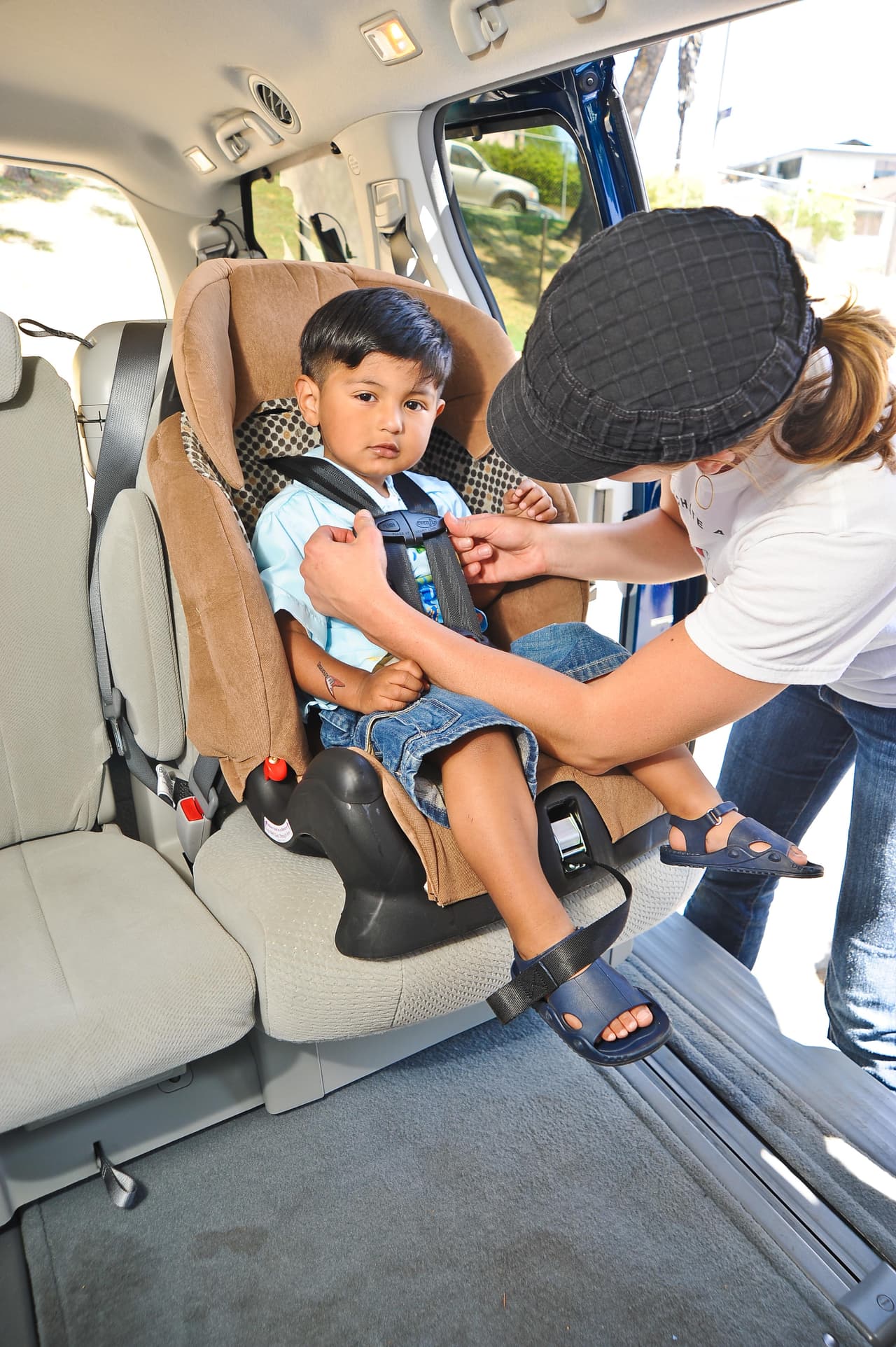 <b>Instalación correcta de las sillas</b>
<br>
<b><u>Pasos para instalar un asiento convertible mirando hacia adelante:</u></b>
<br>- Es virtualmente el mismo proceso que en el sentido inverso.
<br>- Si aseguras el asiento mediante el sistema LATCH (anclas) deberás que conectar los ganchos con las anclas, asegurar correas, fijar bien el asiento y comprobar el ángulo de inclinación correcto.