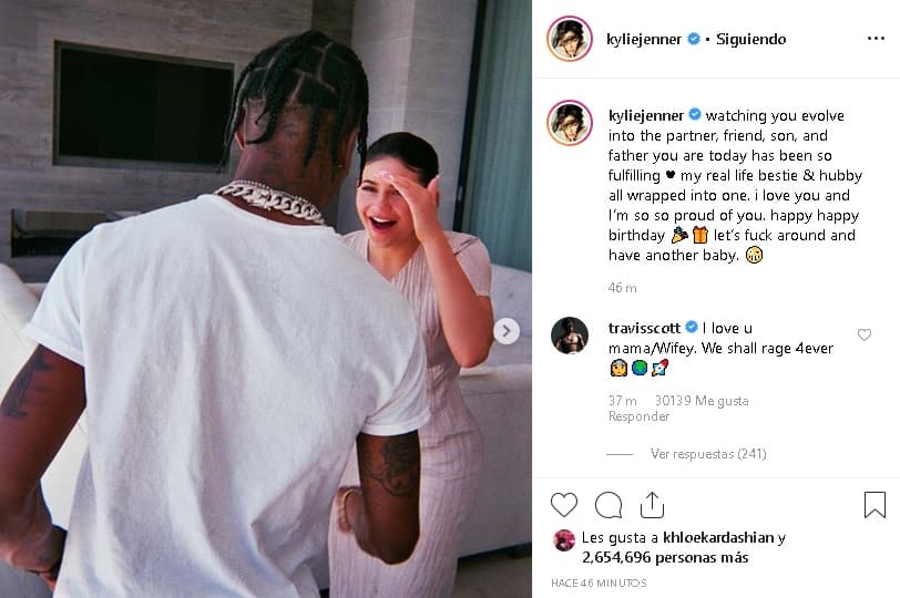 En su mensaje, la empresaria 
<b>destacó el buen papel como pareja</b>, padre e hijo que ha hecho el músico desde que está con ella, pero al mismo tiempo, 
<b>Kylie</b> aprovechó para hacerle públicamente una petición: 
<b><a href="https://www.univision.com/famosos/kylie-jenner-presume-que-stormi-la-maquilla-y-ya-le-dice-mama-video">tener otro hijo</a></b>.