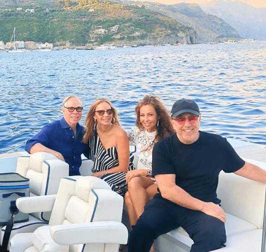 Thalía y Tommy Mottola compartieron el paseo en bote por el mar de Nápoles con sus amigos Dee Ocleppo y Tommy Hilfiger.