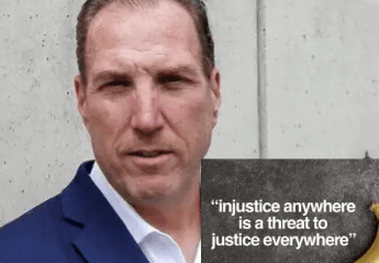 El nuevo líder republicano en Houston asume el cargo pese a que había prometido retirarse tras compartir una imagen racista
