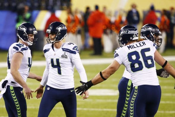 Los Seahawks, con un fútbol "total", el que había trabajado el entrenador del equipo durante toda la temporada regular, el veterano Pete Carroll, derrotaron por paliza de 43-8 a los Broncos, la mejor ofensiva de liga, con el mariscal de campo Peyton Manning a la cabeza. No habían pasado ni 12 segundos desde el comienzo del partido y los Seahawks ya hicieron historia con la anotación más rápida que se había dado jamás en un Super Bowl. Pero lo peor no fue el dejarse anotar dos puntos, sino la imagen de enfrentamiento entre Manning y el centro de origen mexicano Manny Ramírez, que no le dio bien al balón, y aunque el corredor Knowshon Moreno lo recuperó, lo hizo en la zona de protección. La mejor ofensiva de la NFL estaba paralizada, sin saber qué hacer, y ahí fue el comienzo y el final del partido disputado en el MetLife Stadium, de East Rutherford (Nueva Jersey), donde la temperatura fue de 43 grados. Malcom Smith recibió el premio de Jugador Más Valioso (MVP), el octavo defensor que lo consigue en un partido de Super Bowl y el tercer apoyador. Carroll, de 61 años, el tercer entrenador con más edad de la NFL que ganó un Super Bowl, se convirtió en el tercer entrenador que logra los dos títulos de campeón universitario de la NCAA con el equipo de USC y ahora los Seahawks en la NFL.