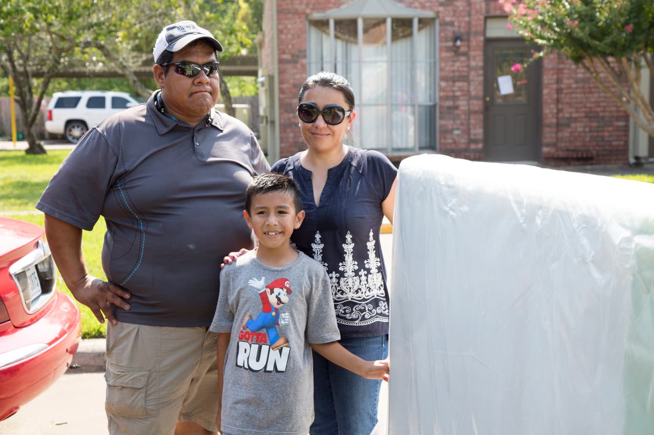 Erika Ortega y su pequeño hijo de 7 años perdieron todas sus pertenencias y hasta el único vehículo que tenían. Carlos Vela, amigo de la familia, los está ayudando para transportar este colchón que les donaron.