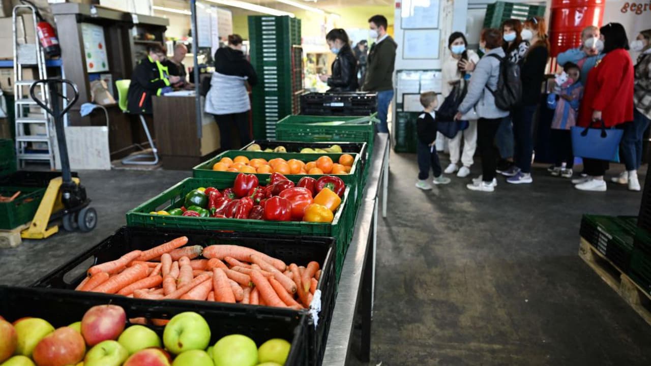 <b>Mira también:</b> La inflación ha generado inseguridad alimentaria para millones de familias de bajos recursos en EEUU que buscan ayuda en los bancos de alimentos; sin embargo, estas organizaciones están teniendo dificultades para poder brindar apoyo. Pedro Rodríguez, director del banco de alimentos ‘La Jornada’, asegura que mientras que durante el 2021 recibió cerca de 20 millones de libras de comida, “este año si llega a los 10 millones va a ser un milagro”. 
<b>Más noticias en <a href="https://www.univision.com/noticias" target="_blank">Univision</a></b>.