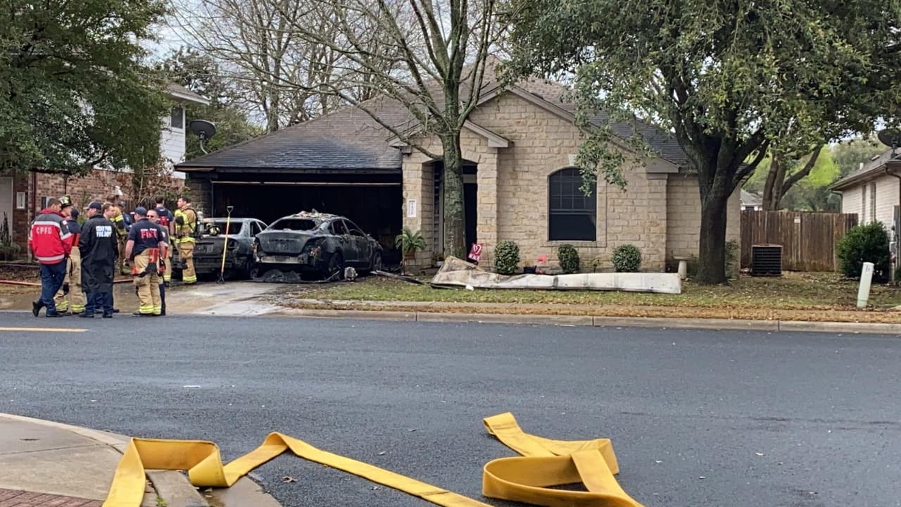 Afortunadamente, una familia pudo escapar de la casa de manera segura.