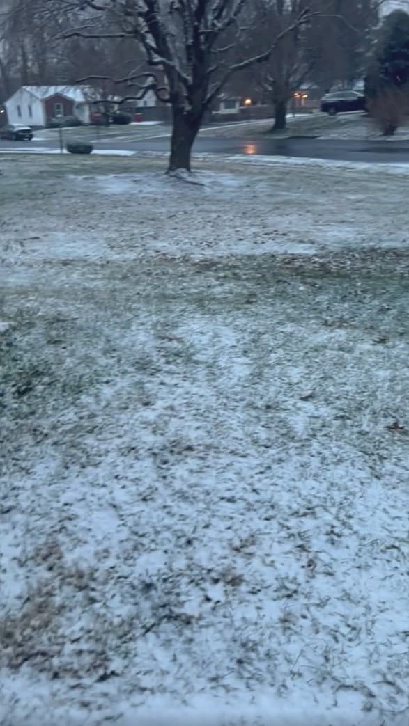 Otra vista de jardines y casas con nieve durante la mañana en Hagerstown, Maryland, que nos comprate Lily Campos.
