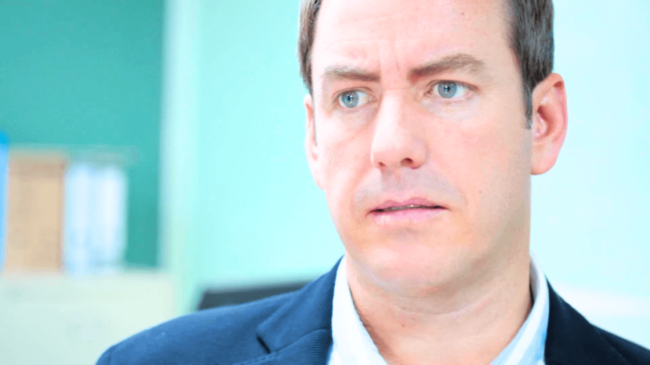 Bill descubre que Tino se prepara para su primera quimioterapia | Papás Por Siempre | Capítulo 73