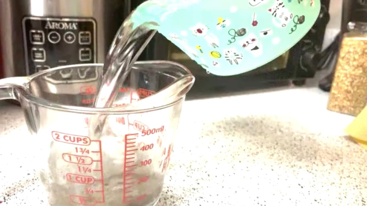 Té de manzanilla con miel y limón para el dolor de garganta es uno de los 
<a href="https://www.univision.com/local/houston-kxln/coronavirus-remedios-caseros-fotos">remedios caseros</a> más populares, de acuerdo con lo que dicen los doctores.