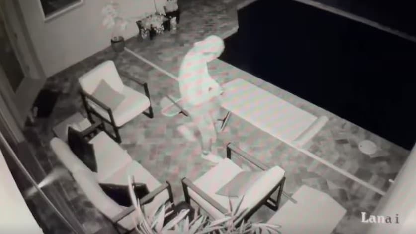 Dispara 30 veces su rifle de asalto a un técnico de limpieza de piscinas que llegó sin avisar