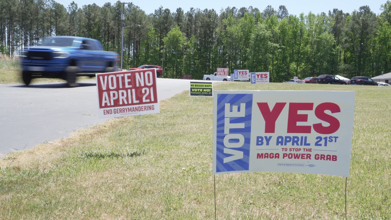 Carteles políticos frente a un centro de votación en la iglesia católica Good Shepherd en South Hill, Virginia.