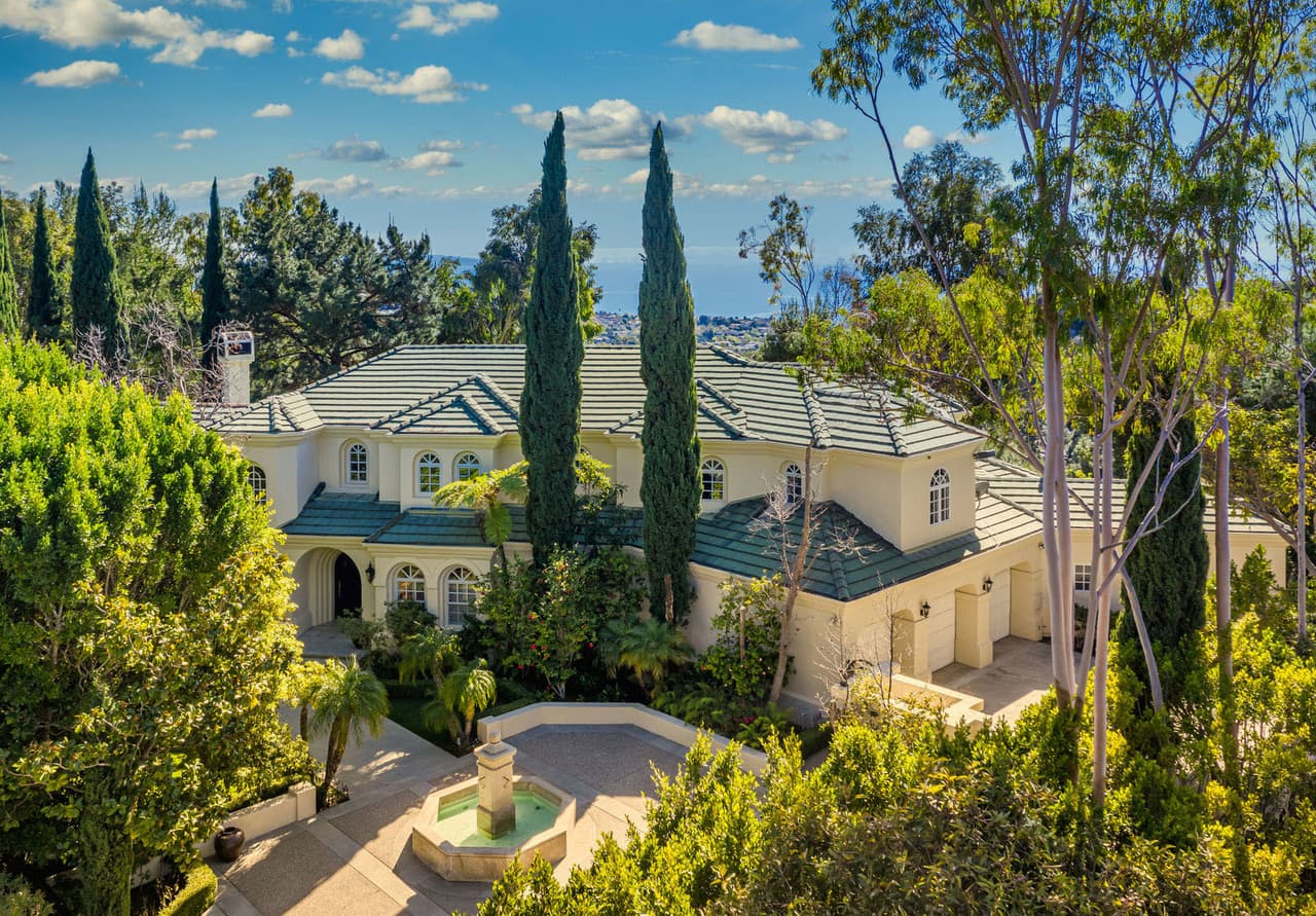 Desde hace varias semanas circulan versiones acerca de algunas mansiones a las que les han echado ojo y en las últimas horas diversos medios como 
<a href="https://www.thesun.co.uk/news/11534911/meghan-markle-prince-harry-la-mansion-doria/" target="_blank">The Sun</a>, 
<a href="https://www.dailymail.co.uk/news/article-8281689/Prince-Harry-Meghan-Markle-look-buy-10-million-mansion-round-corner-Tom-Hanks.html" target="_blank">Daily Mail</a> y 
<a href="https://www.tatler.com/article/harry-and-meghan-13-million-pacific-palisades-la-home" target="_blank">Tatler</a> afirman que la pareja está interesada en esta mansión ubicada en el lujoso barrio de Pacific Palisades. 
<br>