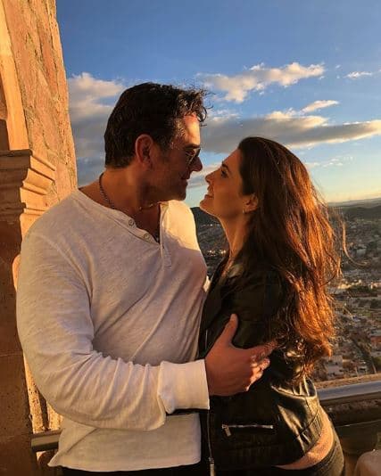 "[...] ¡Escribe muy lindo! Cuando escribe cartas es muy romántico, es lo que le digo: mejor escríbeme más. Porque de voz, yo creo que le gana lo chistoso [...]", comentó.