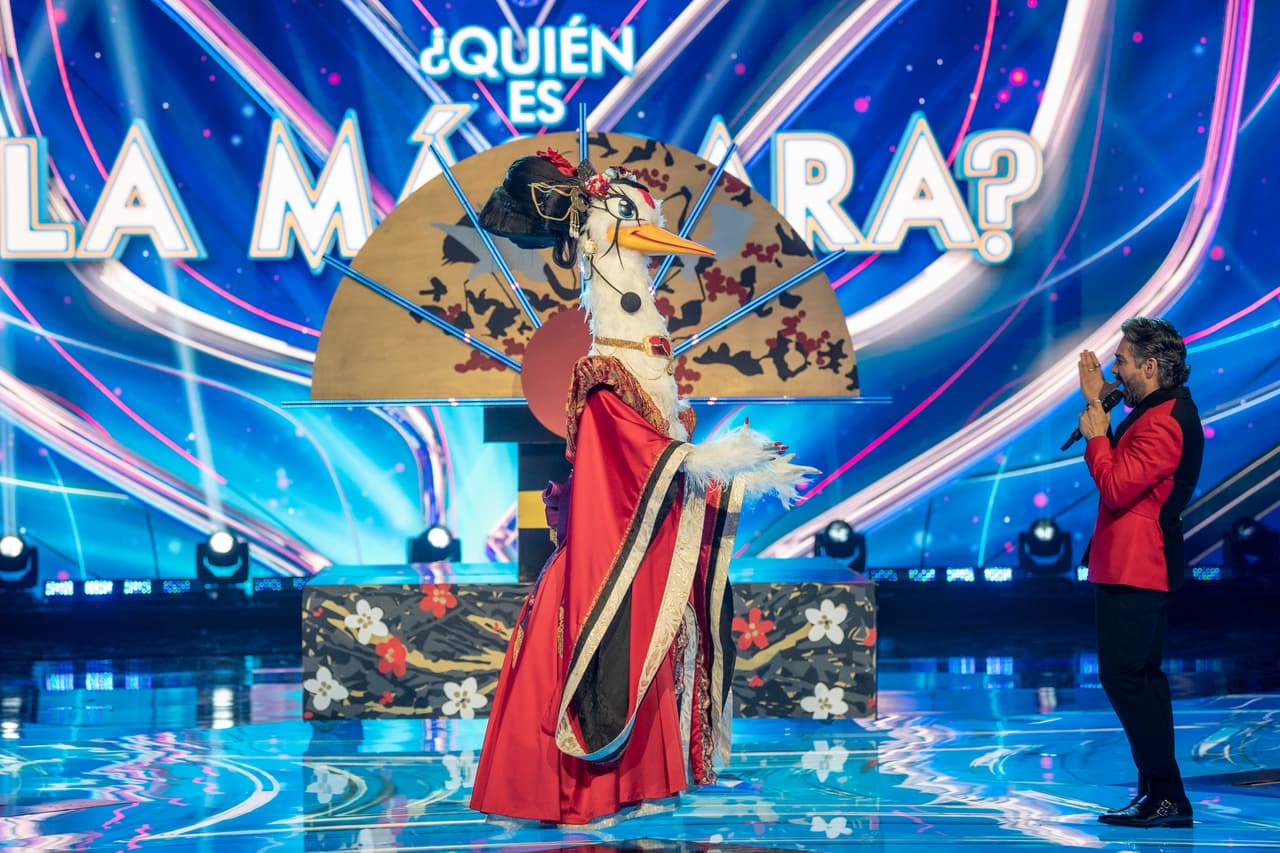 Después puso el ritmo latino a ¿Quién Es La Máscara? con ‘Danza Kuduro’ y, tras su actuación, los investigadores creyeron que su identidad podría ser Michelle Vieth, Kika Edgar, Sarah Maldonado o Ximena Sariñana.