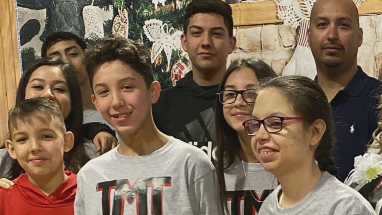 Un grupo de niños en Seguin celebra su adopción durante una ceremonia regional