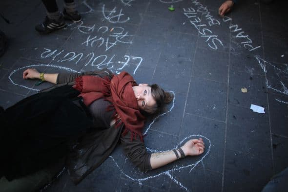 Mientras la reunión se llevaba a cabo, a las afueras de la sede se encontraban cientos de activistas.