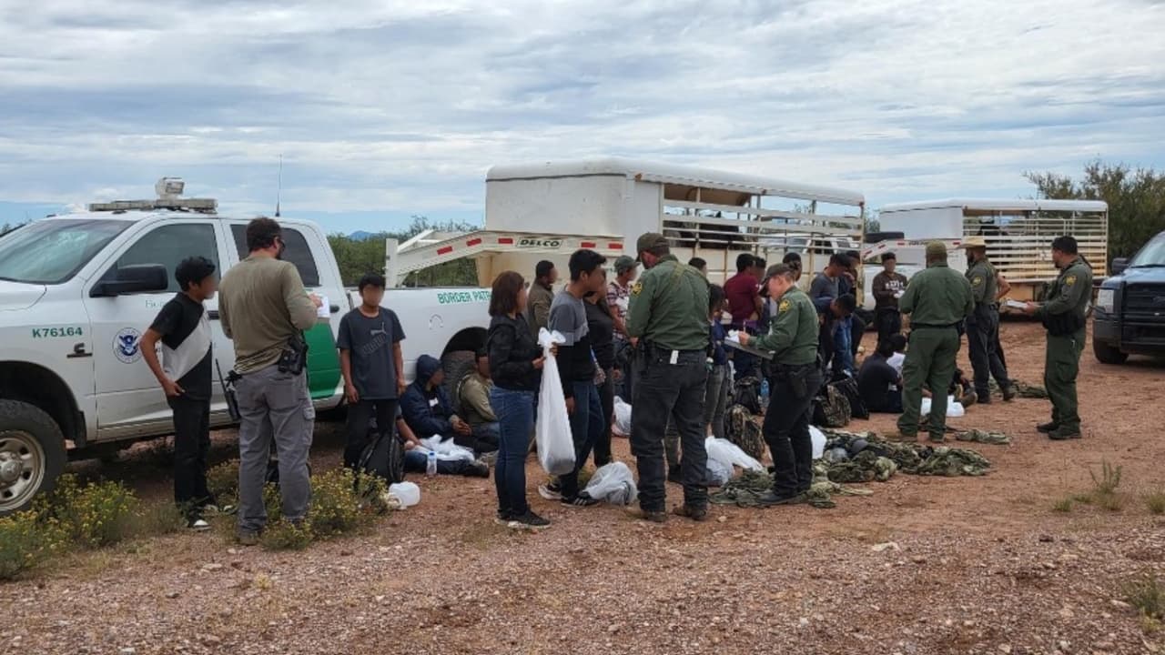Encuentran a 29 inmigrantes por las montañas de Naco, Arizona