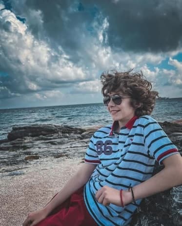 A incio de este 2023, Escalona se dejó ver en una instantánea disfrutando de un día nublado en la playa.