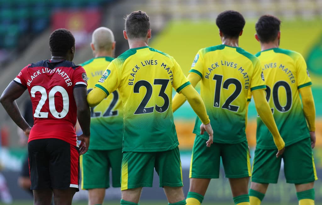 Defensores del Norwich City contra el Southampton en un tiro de esquina.