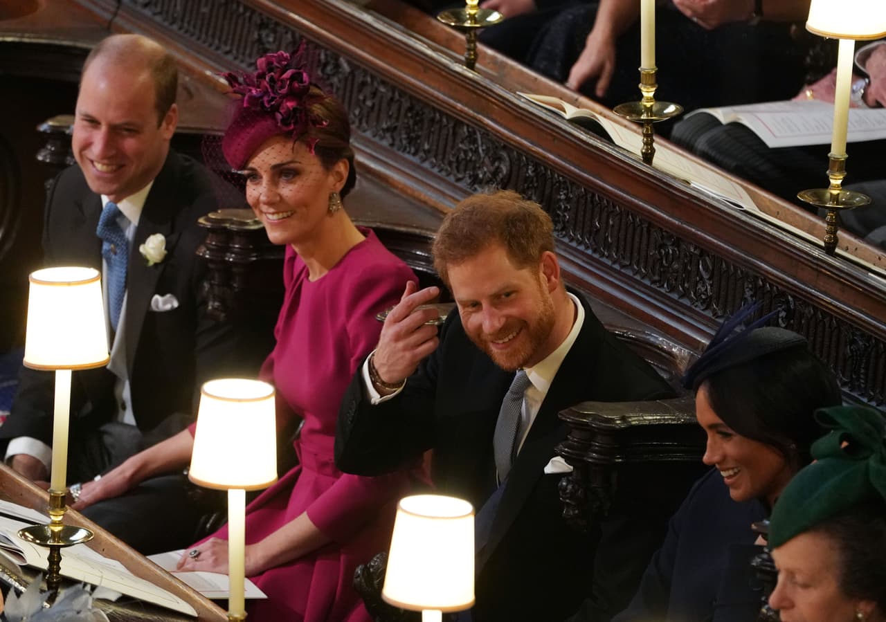 Los hijos del príncipe Carlos y la fallecida Lady Diana, los príncipes William y Harry, se sentaron juntos con sus respectivas esposas, Kate Middleton y Meghan Markle, respectivamente.
