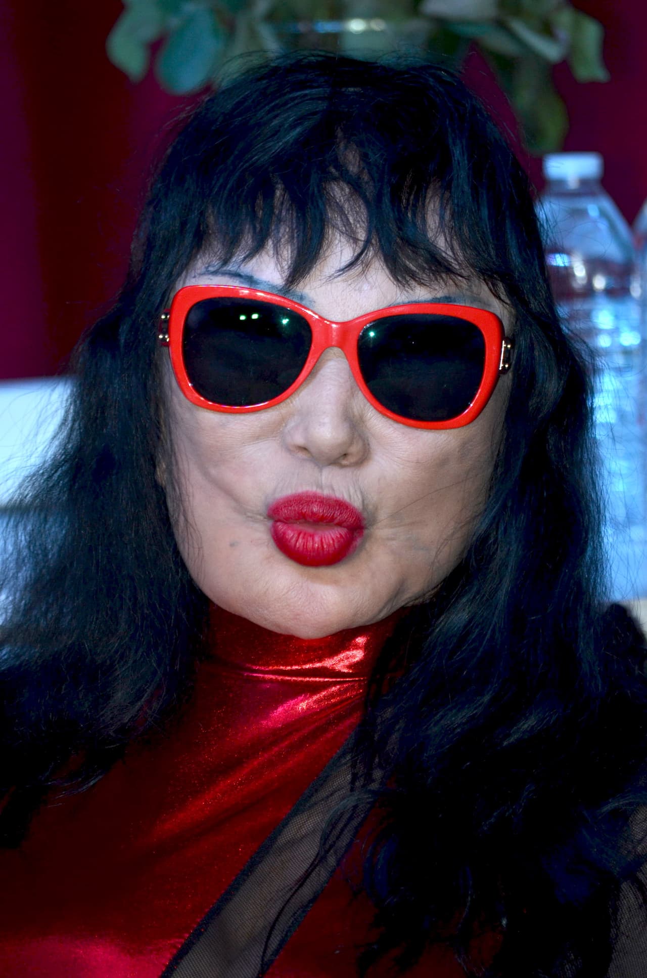 Y en vez de inyectarle colágeno, le inyectaron otro tipo de aceite (algunos dicen que fue aceite comestible, otros aceite de bebé).