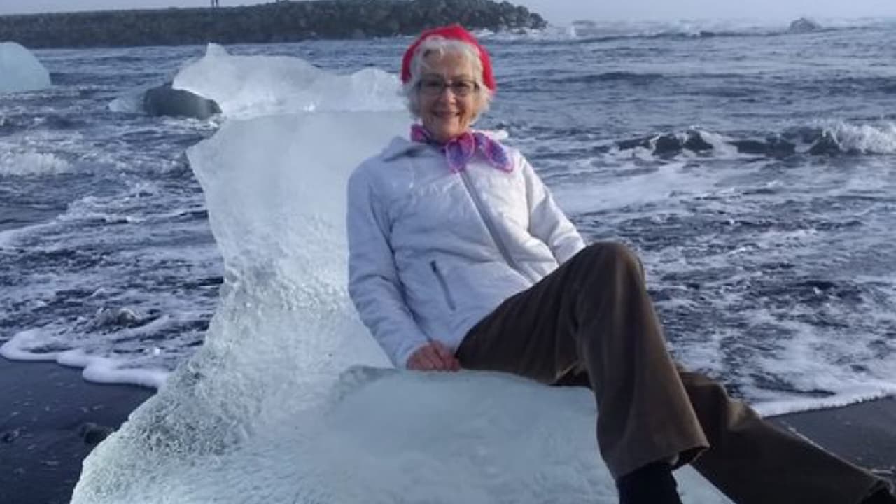 Esta abuela estaba posando para una foto en un iceberg cuando empezó a flotar al mar y tuvo que ser auxiliada por un rescatista