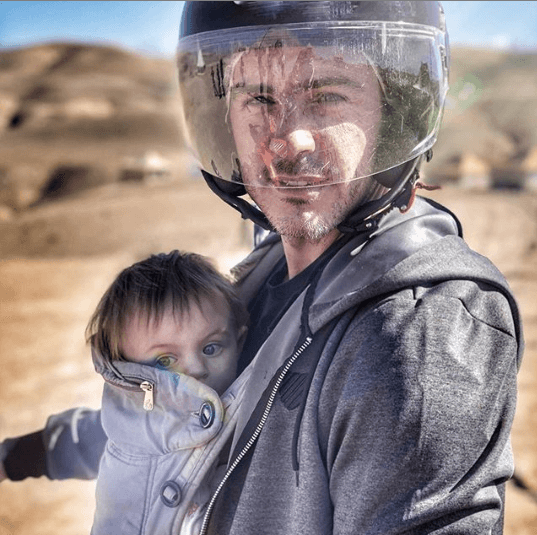 Pero Mauricio Ochmann no se quedó atrás y también presumió a su adorable hija después de su larga ausencia en redes sociales.