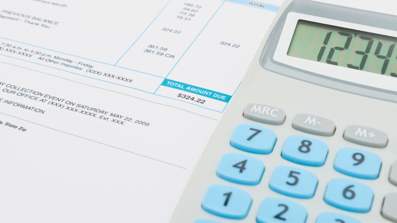 En 
<b>Florida</b>, los costos son un poco más bajos, con una media de 180 dólares para electricidad, 50 dólares para agua y 90 dólares para gas, lo que totaliza 320 dólares mensuales por hogar. Con 
<b>30.9 millones de dólares, podrías cubrir los servicios públicos de 96,000 hogares por un mes. </b>Mientras tanto, en Misuri, donde los costos son aún más bajos, la electricidad cuesta alrededor de 150 dólares, el agua 40 dólares y el gas 80 dólares, sumando 270 dólares al mes por hogar. Con esta cantidad, podrías cubrir los servicios públicos de 114,000 hogares durante un mes completo.